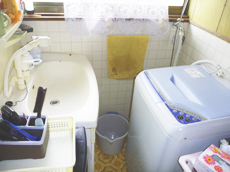 ヤマカ　春日町　浴室　洗面台の向かいに大きな洗濯機が配置　スペースが無く窮屈
