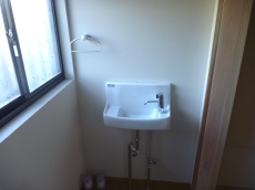 丹波市　ヤマカ　 手洗い場を小さいものにして  空間を窮屈に感じさせない工夫