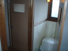 丹波市　ヤマカ　トイレ　　大きな窓があるにも関わらず、どこか暗い印象を受
