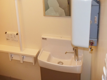 丹波市　ヤマカ　　　 手洗い器も新しく設置し、  省スペースを活かし　作りに仕上げています。