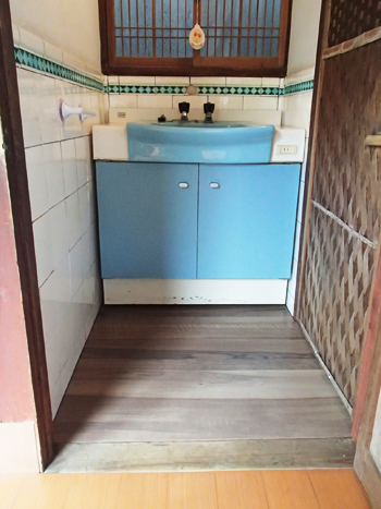ヤマカ　丹波市　トイレ　バリアフリー　衛生面　排水　給水　下水　厠　床材がクロスから木材に替わり、以前と比べてあたたかみのあるトイレに変更。