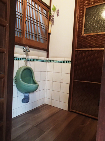 ヤマカ　トイレ　バリアフリー　水洗　タオル掛け　手すり　フラッシュバルブ　水洗　床材を全体の色調にを合わせることで、落ち着いた空間に仕上がり。